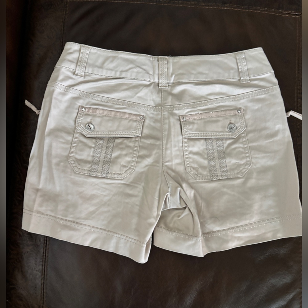 NWOT White House Black Market White Embroidered Back-Pocket Shorts